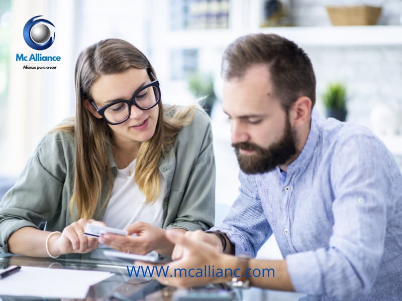 La pareja planificando sus finanzas